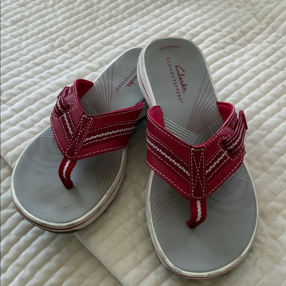Clarks Women's Raspberry Red Cloudsteppers Thong Sandals - Clarks